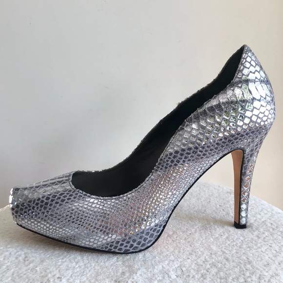 White House Black Market Metallic Silver Snake Heels Pumps scallop edge size 8 - Picture 6 of 17
